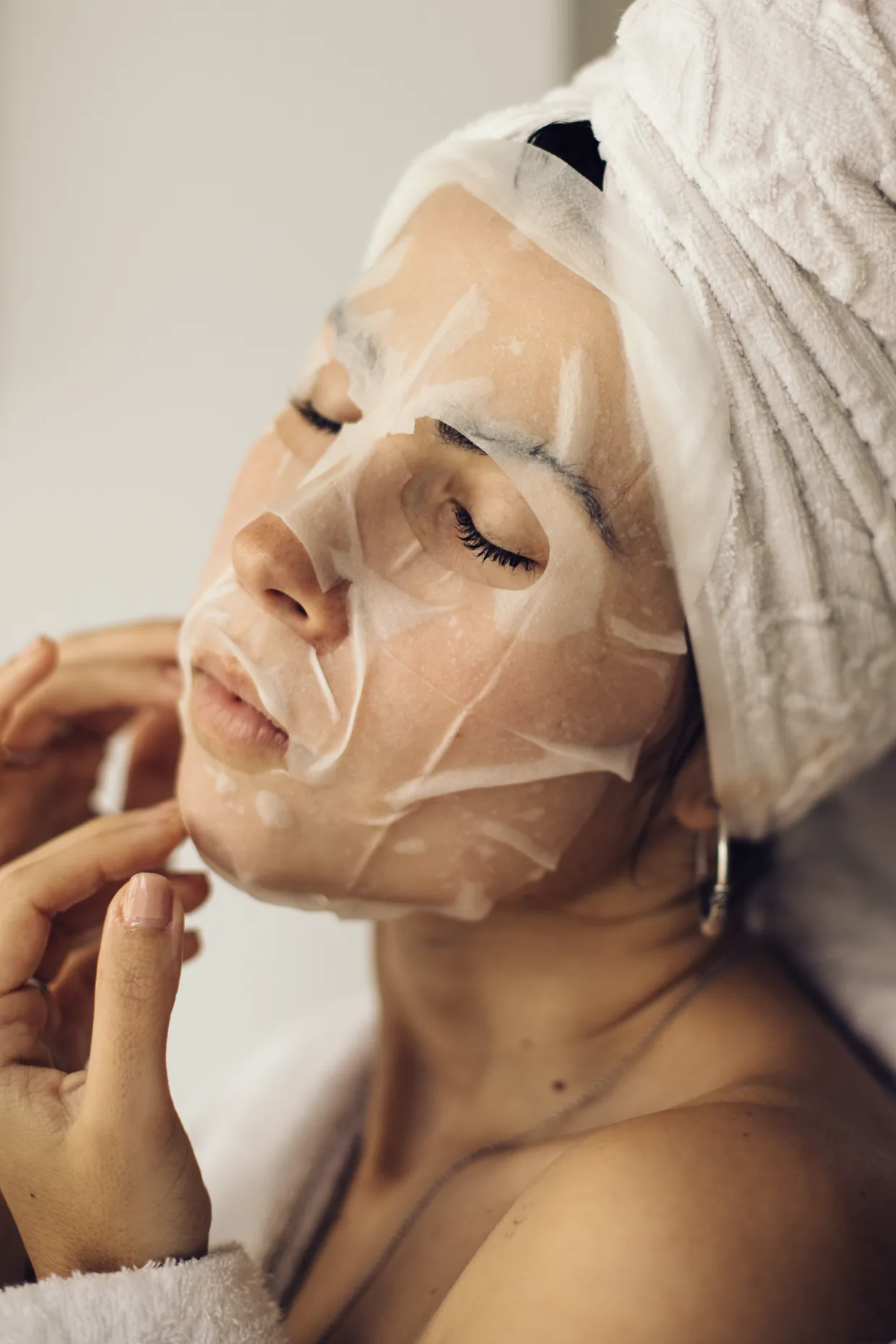 Una clienta con la mascarilla de tejido puesta, relajada durante los quince minutos de aplicación.