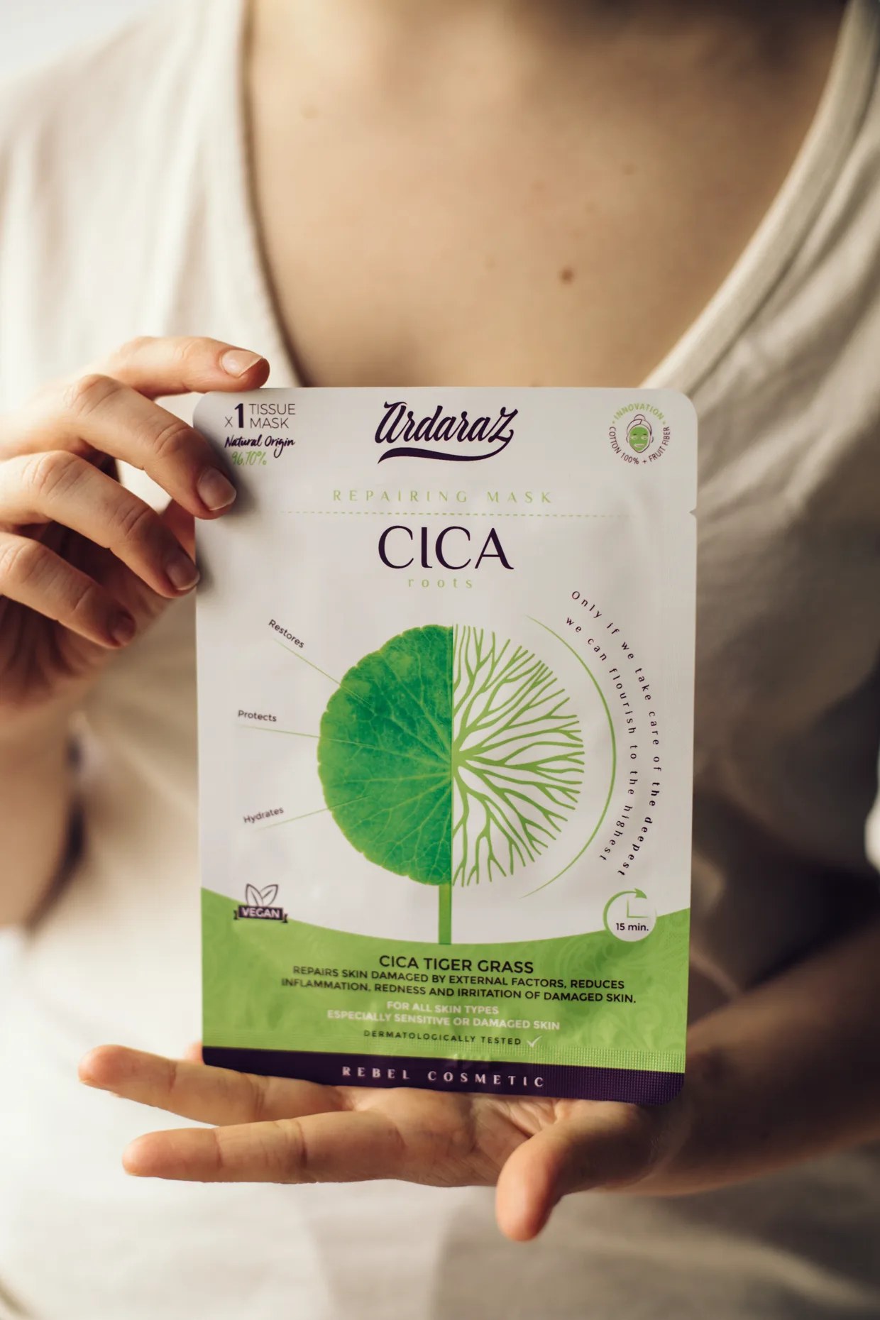 Un sobre individual de la mascarilla CICA sostenido entre las manos.