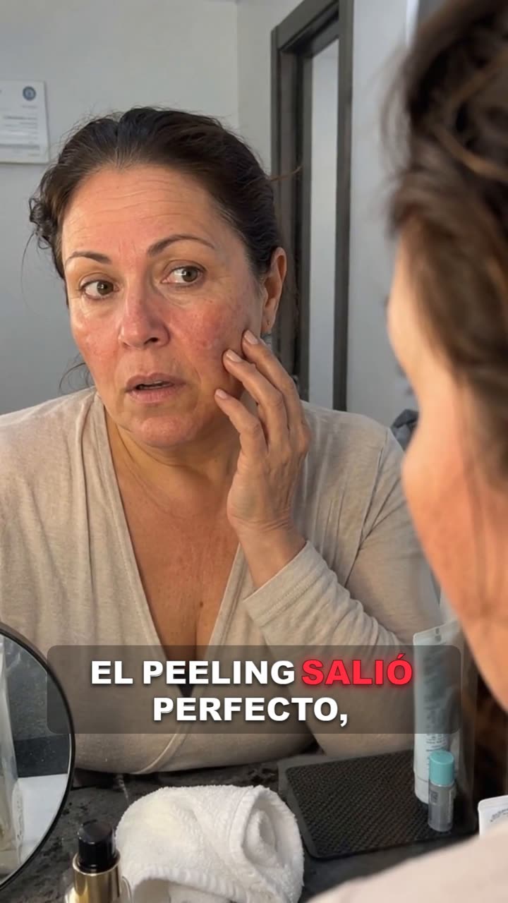 Una clienta mirándose la piel del rostro.